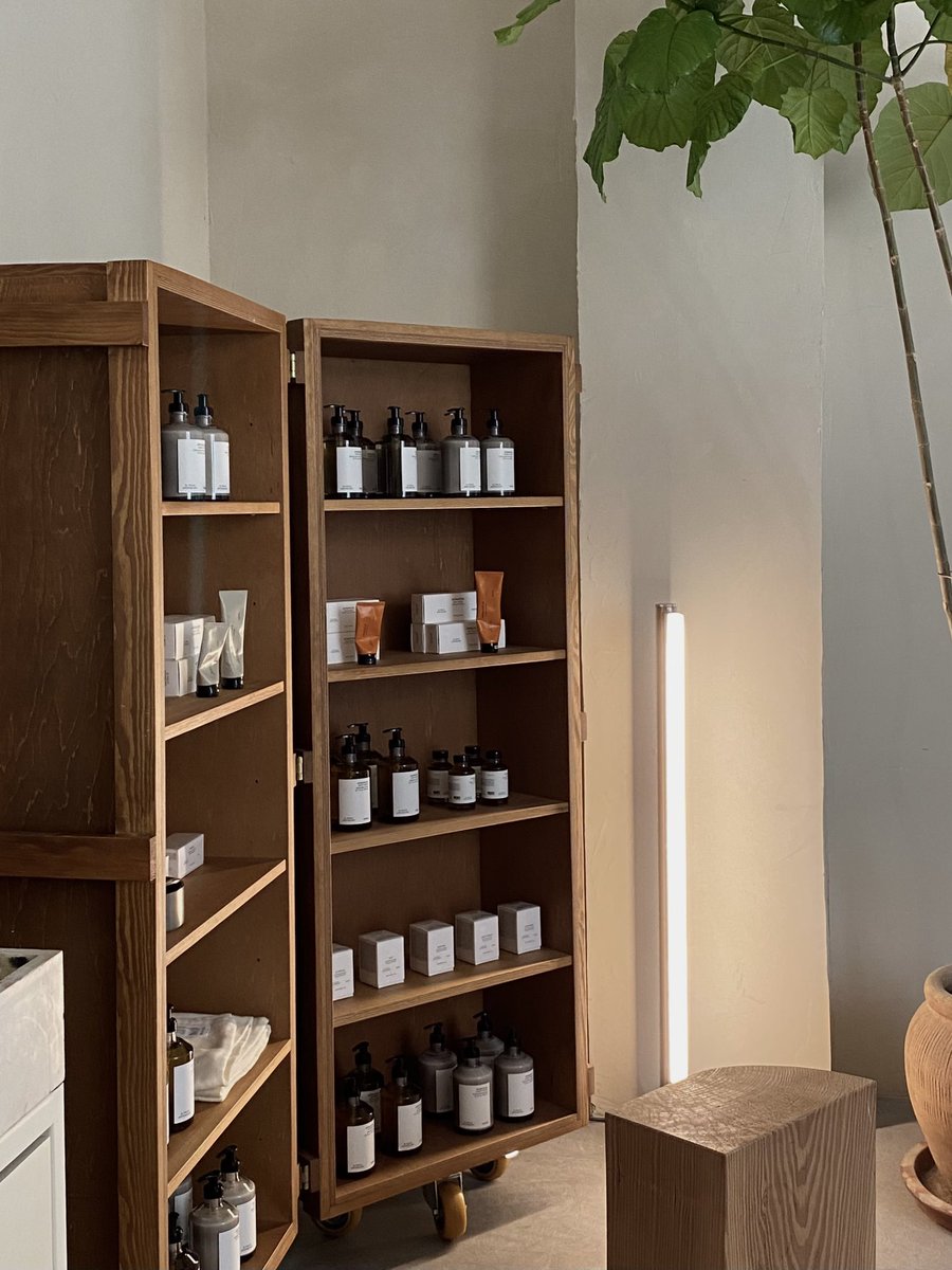 ononaoki's tweet image. 隣のFramaのスタジオ。Framaの製品が並ぶ。

#3daysofdesign レポ18-2