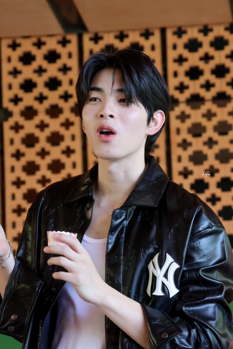 Lyt_TJ's tweet photo. อันนี้ของผม ห้ามแย่งของผมนะครับ 

@mytonsrn

#Tonrak3rdANV https://t.co/ru8AlHXhOJ