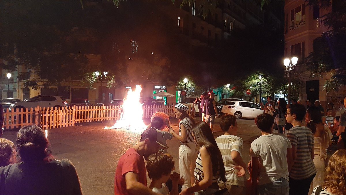 Finalizamos los actos hasta después de verano con nuestro particular SAN JUAN, tardeo, juegos, música, cena y hoguera.

Nos leemos en Septiembre.