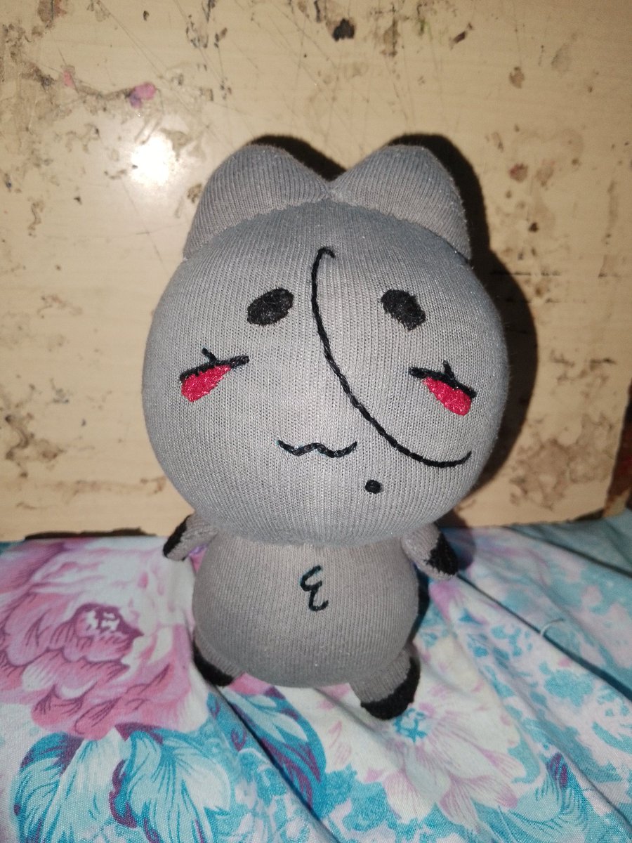 _M1ka_4rtz_'s tweet image. I made baby Zack into a yarn pompom while I made his mom into a handmade plushie using socks :3
🖤💜🧡

#Br0kenColors #Br0kenColorsOc #handmadeplushies