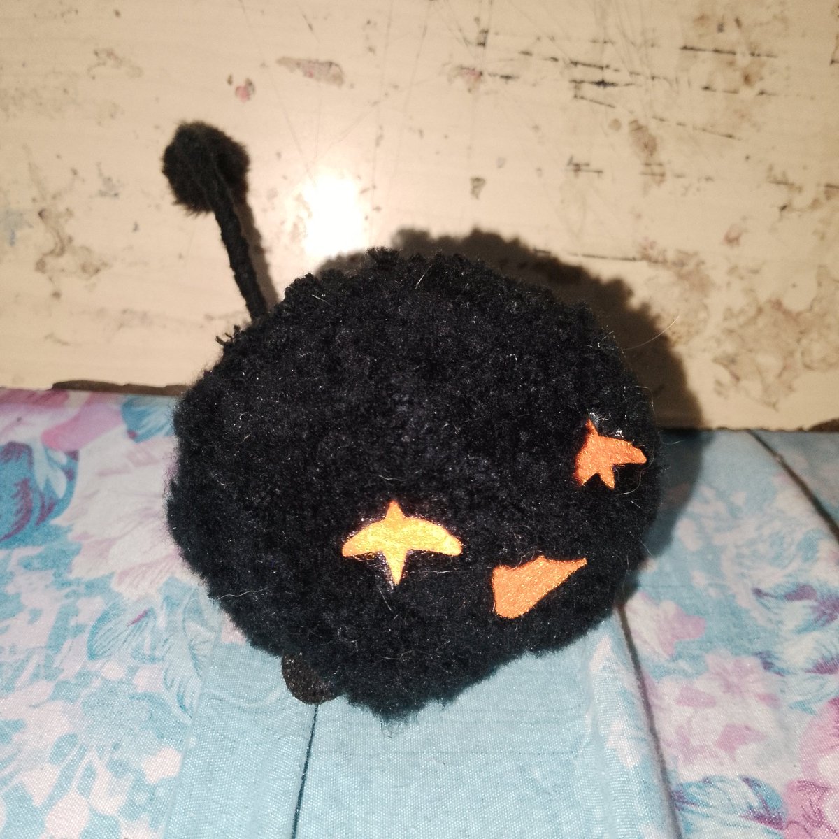 _M1ka_4rtz_'s tweet image. I made baby Zack into a yarn pompom while I made his mom into a handmade plushie using socks :3
🖤💜🧡

#Br0kenColors #Br0kenColorsOc #handmadeplushies