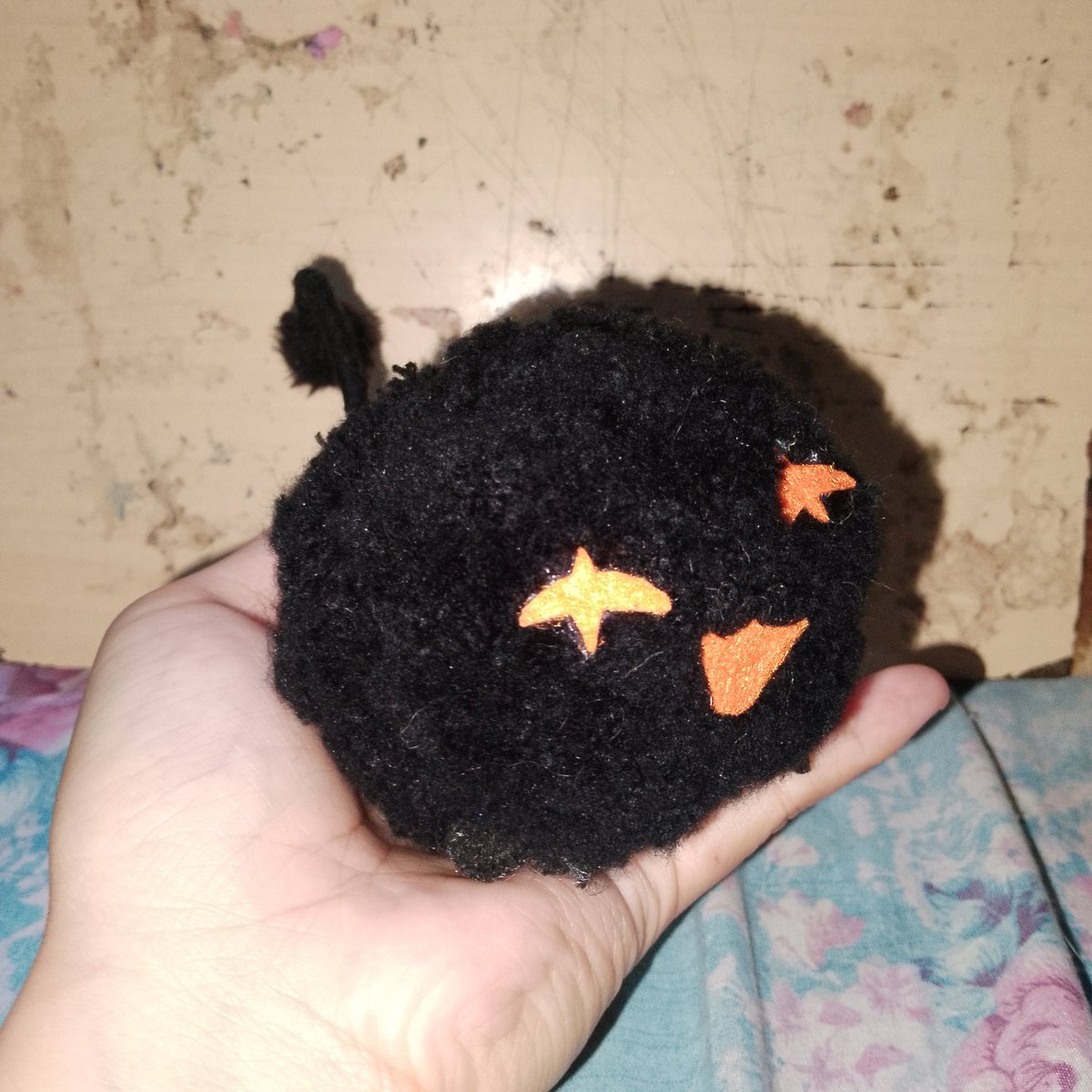 _M1ka_4rtz_'s tweet image. I made baby Zack into a yarn pompom while I made his mom into a handmade plushie using socks :3
🖤💜🧡

#Br0kenColors #Br0kenColorsOc #handmadeplushies