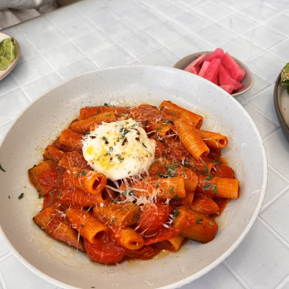 dragont791's tweet image. 오픈 웨이팅도 있다기에 9시부터 브런치 대기함. 
광안리 #로옹

그리고..
광안리 산책하다 포레스텔라 봄. 
형호님 생각보다 체격이 있으셨는데 상당히 멋있으시더라는..
민규님은 날카롭고 뾰족한 느낌 흐..
사진도 사인도 없이 그냥 감탄만 하고 지나침  🤭