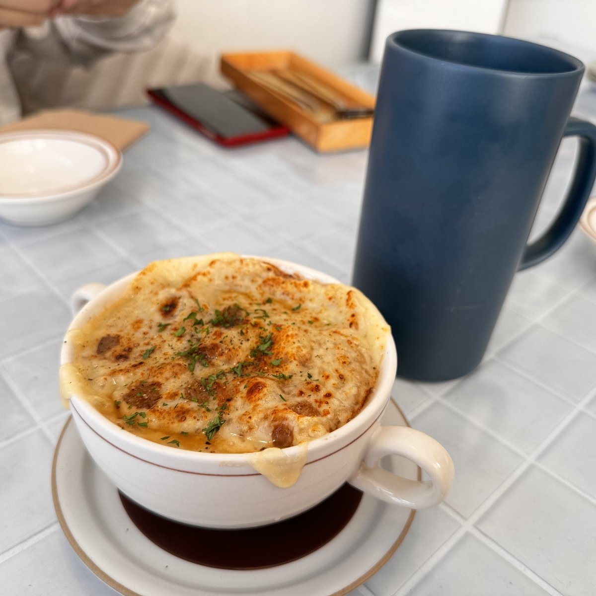 dragont791's tweet image. 오픈 웨이팅도 있다기에 9시부터 브런치 대기함. 
광안리 #로옹

그리고..
광안리 산책하다 포레스텔라 봄. 
형호님 생각보다 체격이 있으셨는데 상당히 멋있으시더라는..
민규님은 날카롭고 뾰족한 느낌 흐..
사진도 사인도 없이 그냥 감탄만 하고 지나침  🤭