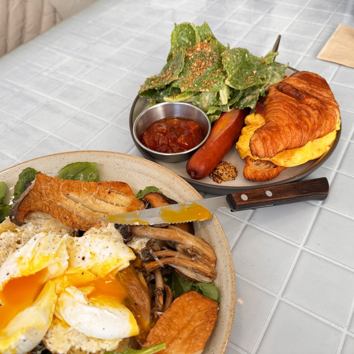 dragont791's tweet image. 오픈 웨이팅도 있다기에 9시부터 브런치 대기함. 
광안리 #로옹

그리고..
광안리 산책하다 포레스텔라 봄. 
형호님 생각보다 체격이 있으셨는데 상당히 멋있으시더라는..
민규님은 날카롭고 뾰족한 느낌 흐..
사진도 사인도 없이 그냥 감탄만 하고 지나침  🤭