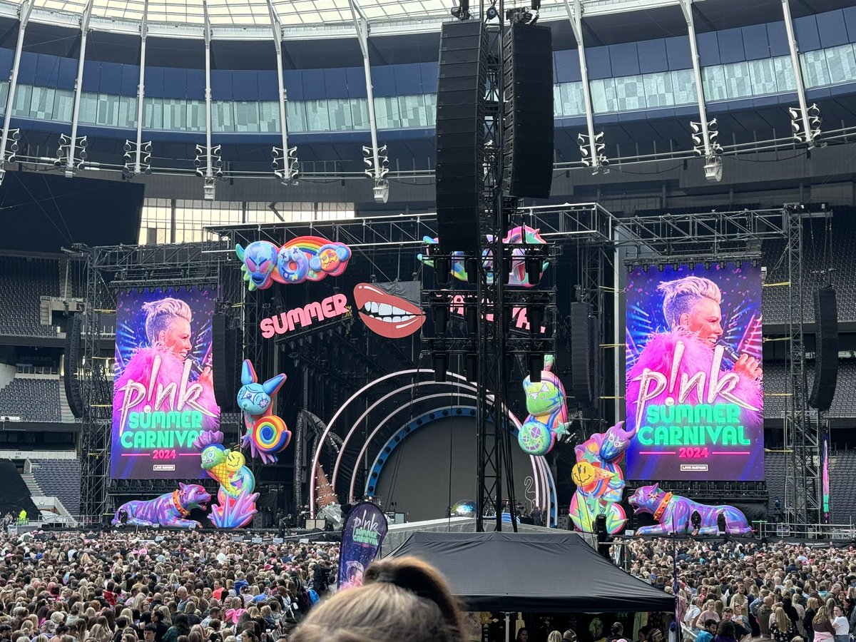 Dawkins1978's tweet photo. Trying to raise a glass at Pink last night -
She was incredible! I may have sobbed through a lot of it but was nice to take my brain to a different place for an hour or so! https://t.co/4HDX125jz6