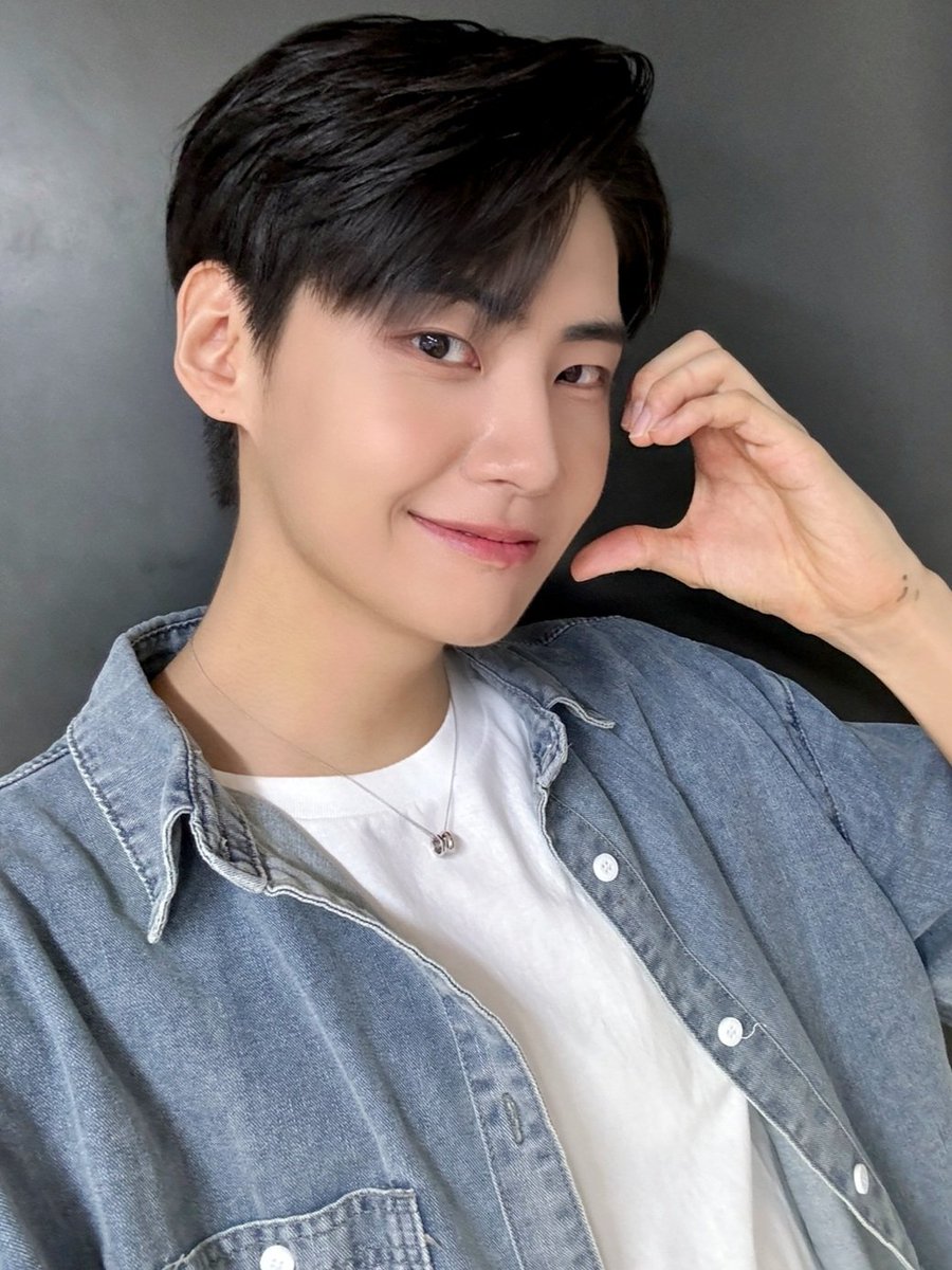 LJH_official's tweet photo. [📸]

240616 '팬사인회' 완료♡
주말 동안 충전한 에너지로
다음 주도 화이팅💪🔋

#이진혁 #LEEJINHYUK
#RELAX #NEW_QUEST_JUNGLE https://t.co/aklU5qpPw9
