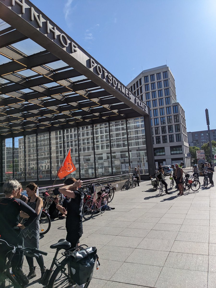 klimainberlin's tweet photo. Gleich geht's los zur Südrunde der @radparadeberlin. 9:15 Uhr Start am Potsdamer Platz. FÜR TEMPO 30 IN BERLIN ! #radparade https://t.co/uBTdz6Eivw