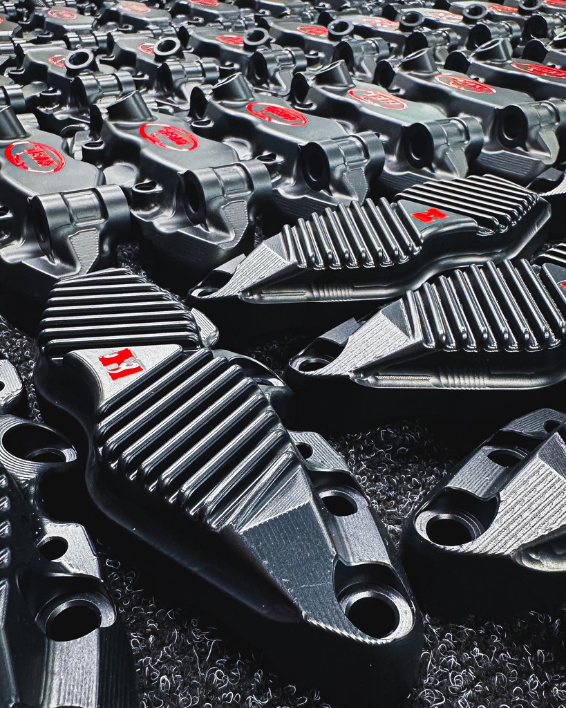 helperformance's tweet image. Freshly #Anodised finish. Freshly painted logos. Ready to be assembled! A selection of 100, and 108mm #Calipers... #CNC #Machining to be proud of!⁠
⁠
#HELPerformance