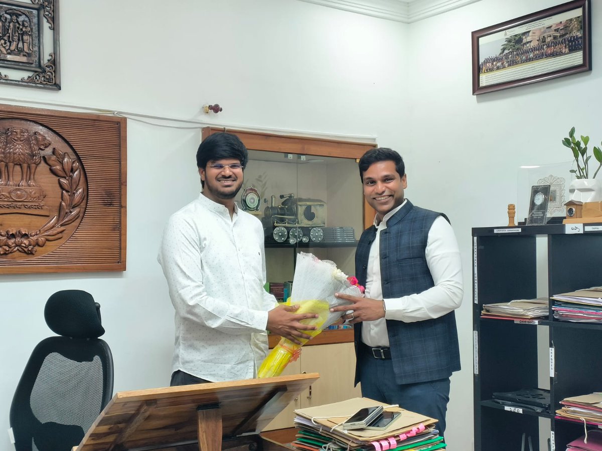 Collector_KMM's tweet photo. ఖమ్మం జిల్లా కలెక్టర్ గా శ్రీ ముజమ్మిల్ ఖాన్ గారు ఆదివారం ఉదయం పదవీ బాధ్యతలు స్వీకరించారు. కలెక్టర్ గారి క్యాంపు కార్యాలయంలో శ్రీ వి.పి. గౌతమ్ గారి నుండి ఖమ్మం కలెక్టర్ గా బాధ్యతలను ఆయన చేపట్టారు. https://t.co/JiRCQnwh99
