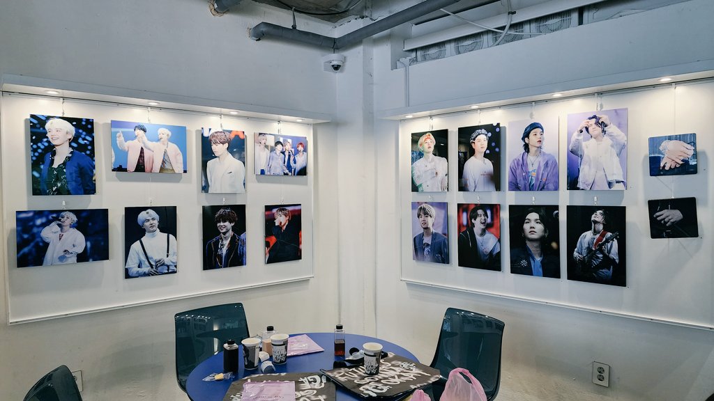 ymicrying's tweet photo. 📍 플랫 (Flat)
윤기 데뷔 11주년 기념 카페 🐱💜
기본 특전 너무 예뻐서 럭드도 도전했는데 미니 액자, 포스터, 손거울, 포카 당첨됐어요 .ᐟ.ᐟ
윤기 느낌 가득한 카페에 전시된 사진, 굿즈 다 너무 취향이라 행복했습니다 🖤

#Our_11th_Season
#우리의_열한번째_계절

@minstery_0309 https://t.co/VzHr8pvND3