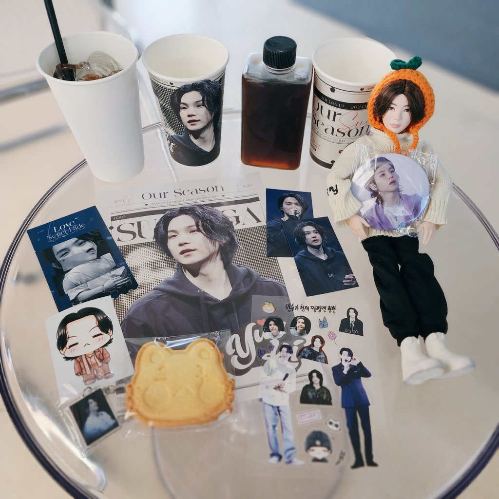 ymicrying's tweet photo. 📍 플랫 (Flat)
윤기 데뷔 11주년 기념 카페 🐱💜
기본 특전 너무 예뻐서 럭드도 도전했는데 미니 액자, 포스터, 손거울, 포카 당첨됐어요 .ᐟ.ᐟ
윤기 느낌 가득한 카페에 전시된 사진, 굿즈 다 너무 취향이라 행복했습니다 🖤

#Our_11th_Season
#우리의_열한번째_계절

@minstery_0309 https://t.co/VzHr8pvND3