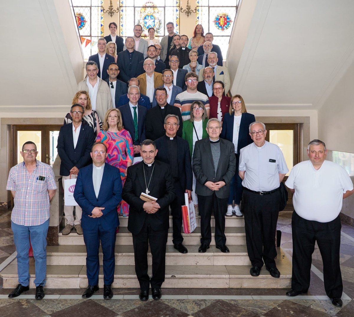 Este fin de semana se ha celebrado un encuentro de Obispos y Representantes de Juntas Mayores y Hermandades en Valladolid. Una jornada muy interesante que muestra el buen ambiente de colaboración. #semanasantapalencia