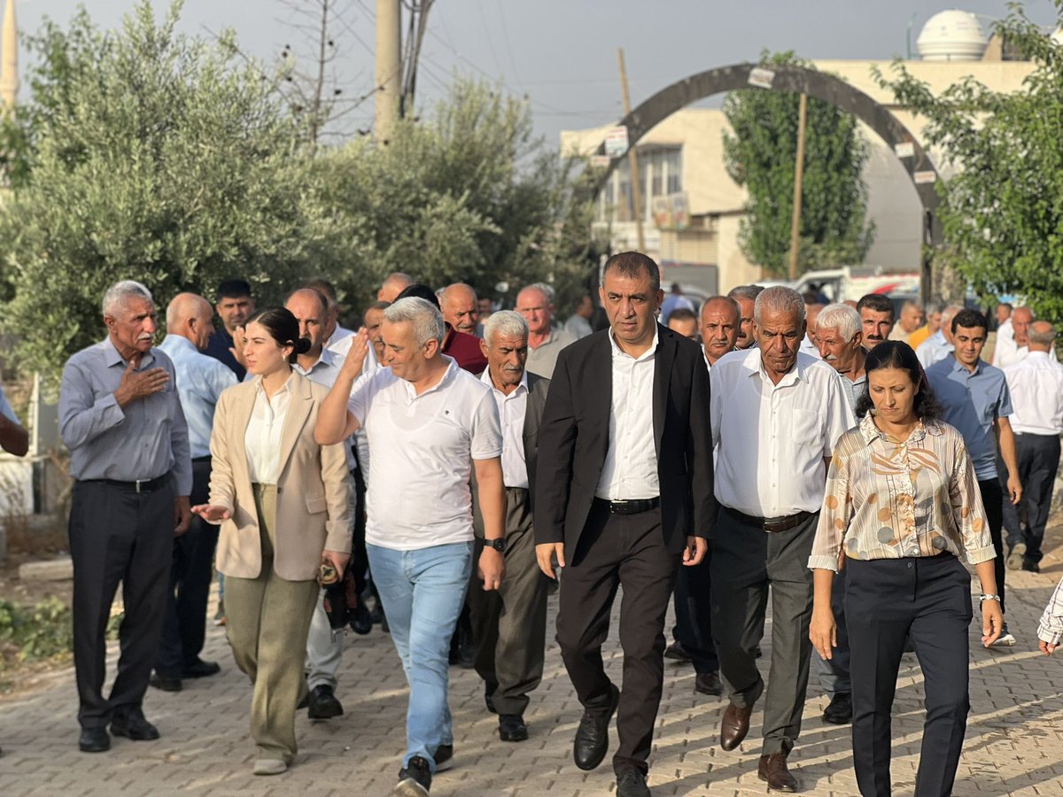 HdpSilopi's tweet photo. #KurbanBayramı münasebetiyle Belediye Eşbaşkanlarımız ve halkımızın katılımıyla demokrasi ve barış uğruna canlarını veren yurttaşlarımızın mezarlarını ziyaret ettik. 

Halkımızın mutlu ve huzurlu bir şekilde bayramlar yaşaması için mücadeleyi büyütme sözü veriyoruz. https://t.co/n6EMD8lDZs