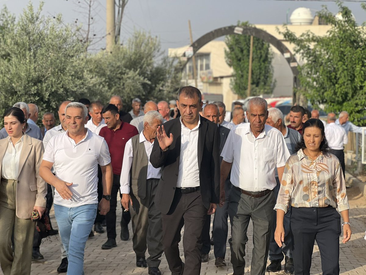 #KurbanBayramı münasebetiyle Belediye Eşbaşkanlarımız ve halkımızın katılımıyla demokrasi ve barış uğruna canlarını veren yurttaşlarımızın mezarlarını ziyaret ettik. 

Halkımızın mutlu ve huzurlu bir şekilde bayramlar yaşaması için mücadeleyi büyütme sözü veriyoruz.