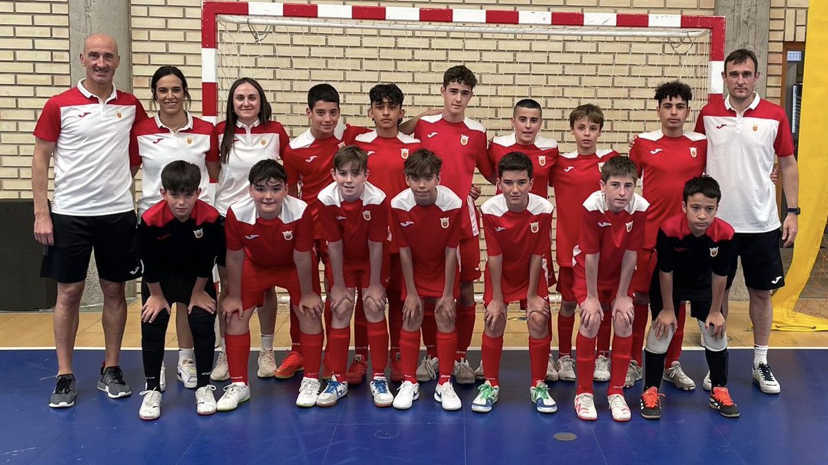 fedfutnavarra's tweet photo. 🏆 La selección navarra #sub14 participó en el Unión futsal Cup 2024:

✅ @CDCAMINOCIENTA 
❌ #ADSala10, @ColoColoZaragoz y @ADPirineos.

Un torneo amistoso que ha servido para preparar la próxima temporada.

👏 La #FNF agradece a @zaragoza_ufs su invitación y el trato recibido. https://t.co/m3HU6AT8aE