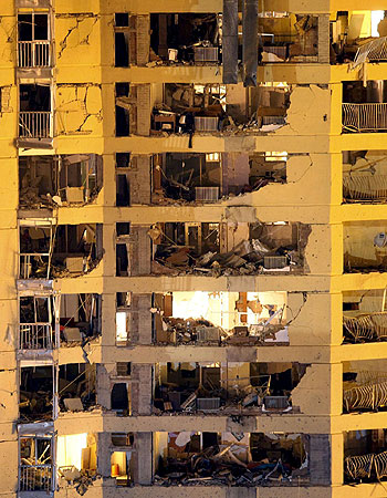 El 29 de julio de 2009, ETA hizo explotar un coche bomba con 700 kg de amonal junto a la casa cuartel de la GC de Burgos. La pura suerte y el error de los etarras al programar el temporizador hicieron que el atentado no tuviera víctimas mortales y "solo" 60 heridos.

1/14