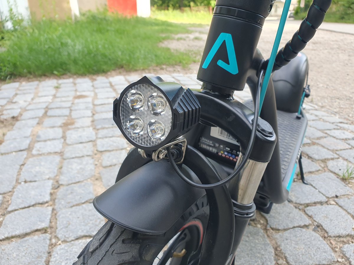 ITmixCZ's tweet photo. Elektrokoloběžka 🛴 Lamax eLander SA50 zaujala
👌 12" pneumatikami,
👐 luxusní nástupní plochou
👇 a jednoduchým vzhledem.

Nabízí pohodlnou jízdu, vynikající manévrování, efektivní přední světlo a spolehlivé blatníky 🌆.

Více naleznete v naší recenzi 👉
https://t.co/DQRifybe1Y https://t.co/ajTL9wQRiF