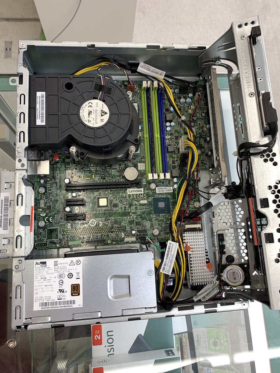 PCcomfullAKB4's tweet image. 大容量ストレージ、メモリ入りのスリムマシン入荷！処理性能はバッチリの6コア！！
Officeやネット等の基本的な動作はもちろん、軽めの編集作業にもお使い頂けます♪
事務所やご家庭用でWin11機への買い替えを検討されている方はぜひ！！

4台限り！
#Lenovo #ThinkCentre #M720s