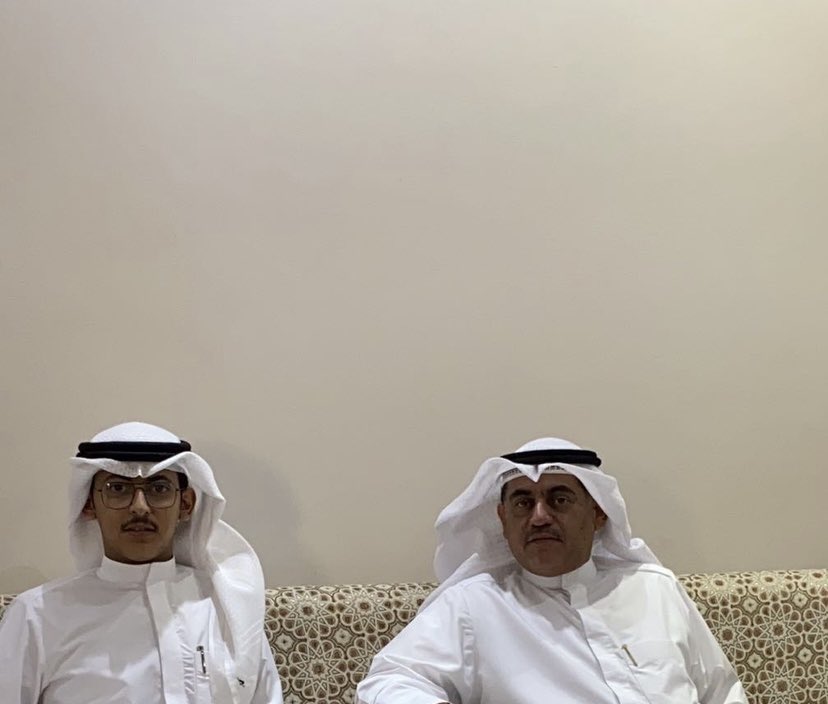 ابوي والمدحه ماهي في غيره
ياجعل تبطي به سنينه حيي

الضيف لا جاله لقى تقديره
ودايم على ربعه ملاذ وفيي

من كثر ماسمع (كثر الله خيره)
كنت احسب ان ماعنده الا شوي

#وليد_الفراع

#عيدكم_مبارك