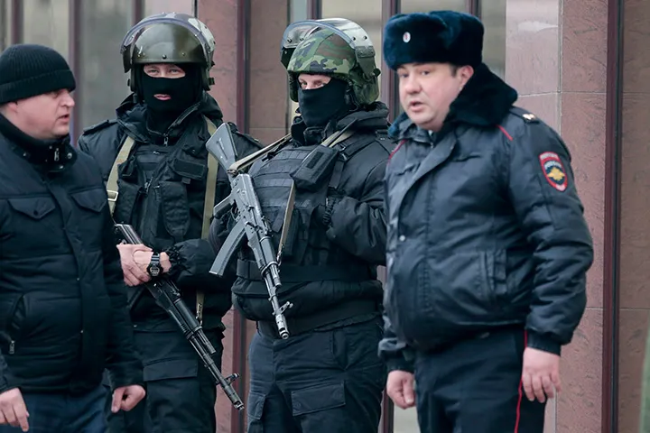 MarioNawfal's tweet photo. 🚨🇷🇺 BREAKING: ISIS SUPPORTERS TAKE HOSTAGES IN RUSSIAN JAIL

Five prisoners have taken an unknown number of hostages in a prison in Rostov, Russia.

Negotiations are underway with motives yet to be established.

Source: @Rawsglobal