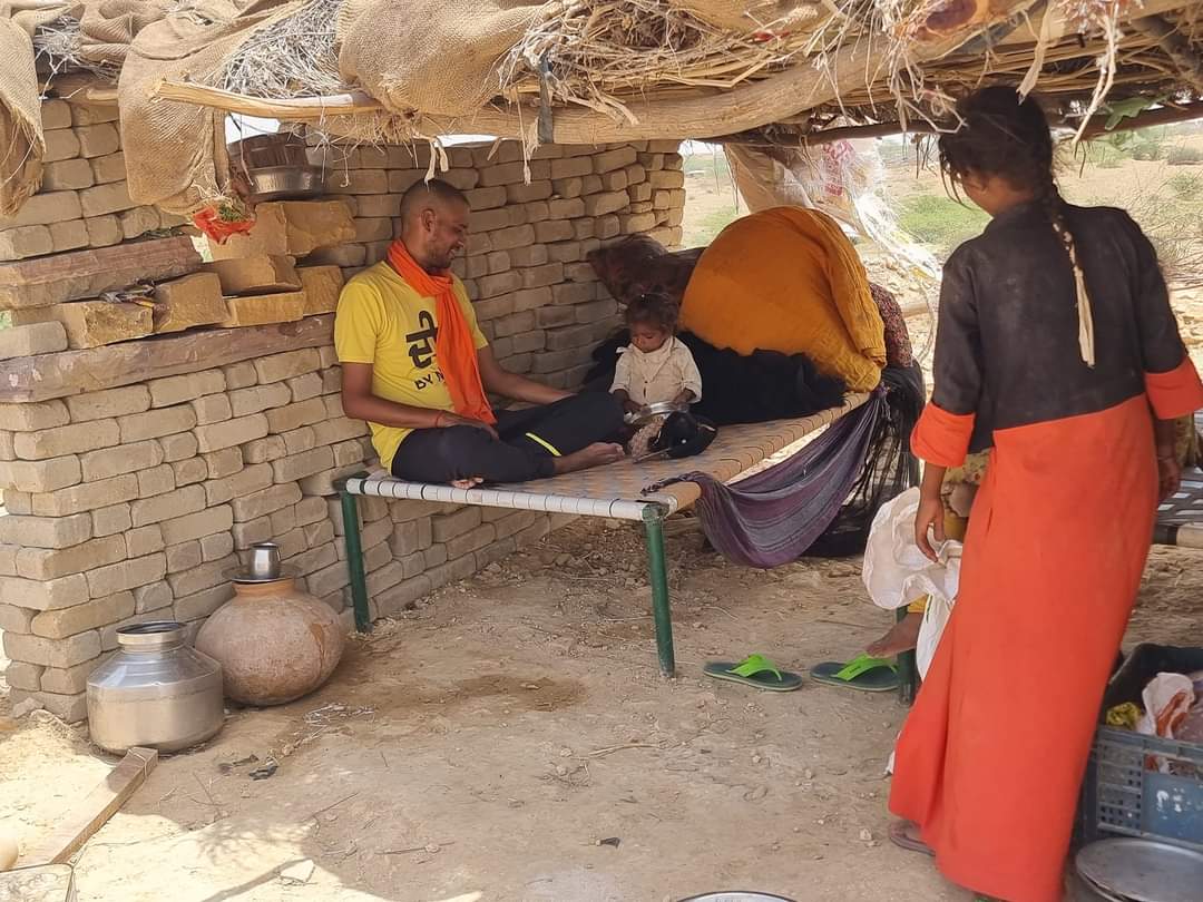 HariomSahoo1's tweet photo. Life of Hindu refugee families from Pakistan in the Thar Desert, scorching heat, stormy winds, no electricity, no water, no roof over the head... and those who live in AC for 24 hours ask why the government is bringing CAA.

#Hindu_Lives_Matter 
#WeSupportCAA 

Jai Hind 🇮🇳🙏 https://t.co/ZMQDeS0hZU