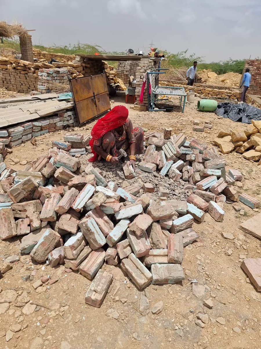 HariomSahoo1's tweet photo. Life of Hindu refugee families from Pakistan in the Thar Desert, scorching heat, stormy winds, no electricity, no water, no roof over the head... and those who live in AC for 24 hours ask why the government is bringing CAA.

#Hindu_Lives_Matter 
#WeSupportCAA 

Jai Hind 🇮🇳🙏 https://t.co/ZMQDeS0hZU