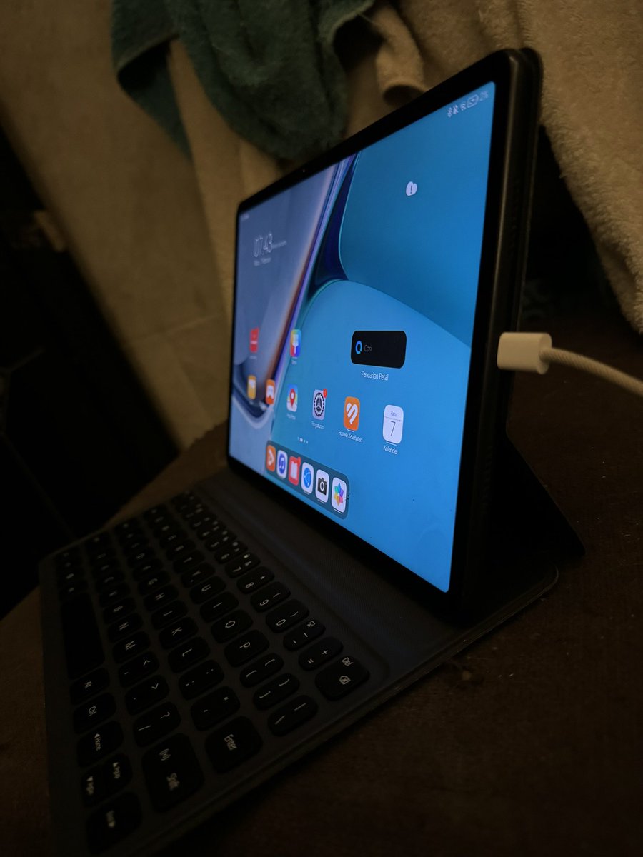 arthapea's tweet photo. Guys aku jual tablet huawei ini ☺️
Fullset ya (cover, magic keyboard, charger dan dus)
📍Bali
#zonauang https://t.co/5QqEshIEkJ