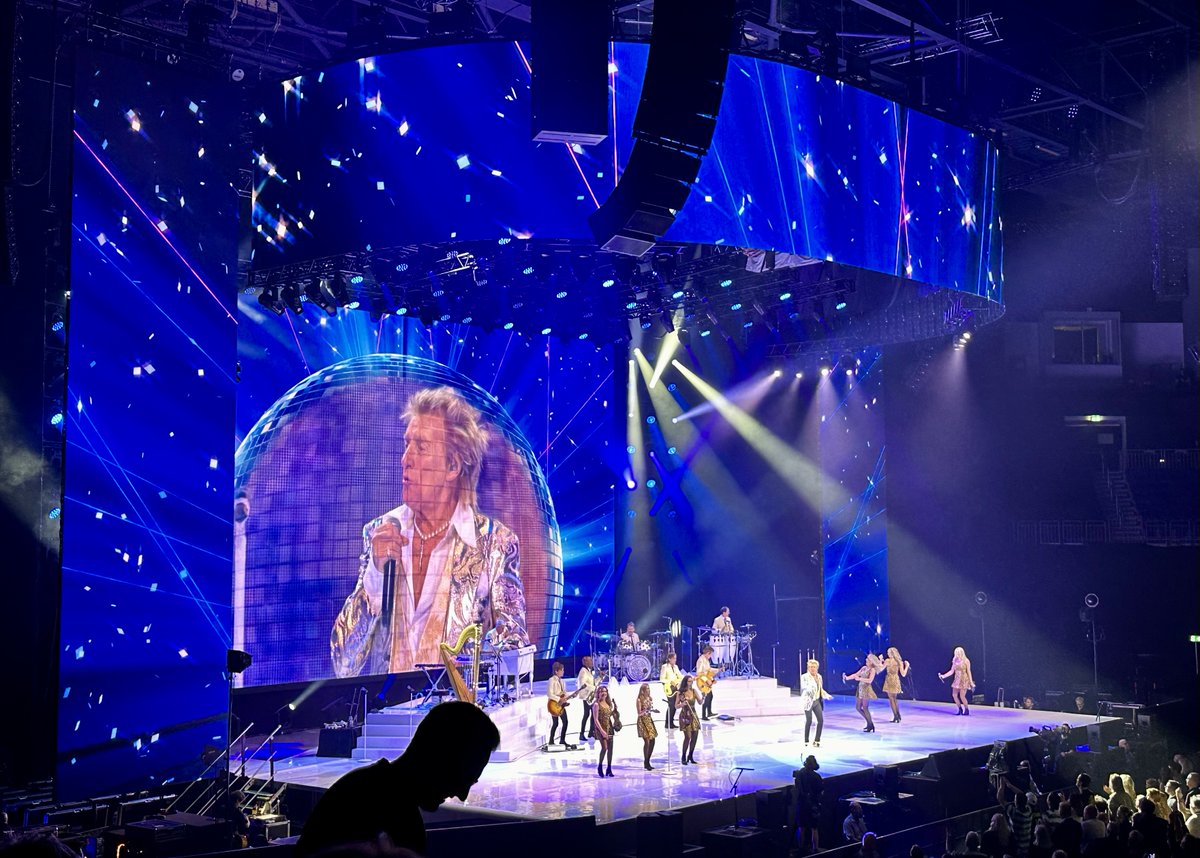 twitkalk's tweet photo. Nach dem #SchleFaZ Dreh noch mal kurz bei #RodStewart vorbeigeschaut!
Immer noch cool drauf, der alte Herr - Respekt!
War ne geile Show!
#ThanksRod #BabyJane #MaggieMay #Sailing #SomeGuysHaveAllTheRod #Berlin #UberArena https://t.co/EnN3kKTjo5