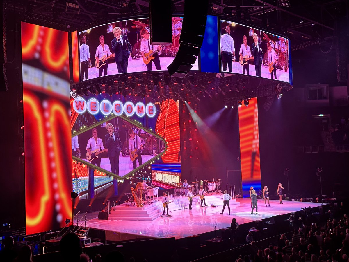 twitkalk's tweet photo. Nach dem #SchleFaZ Dreh noch mal kurz bei #RodStewart vorbeigeschaut!
Immer noch cool drauf, der alte Herr - Respekt!
War ne geile Show!
#ThanksRod #BabyJane #MaggieMay #Sailing #SomeGuysHaveAllTheRod #Berlin #UberArena https://t.co/EnN3kKTjo5