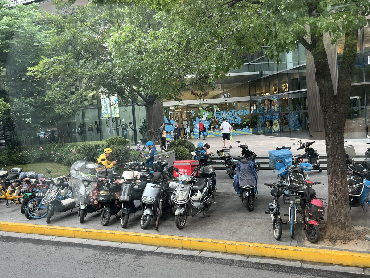 一趟百感交集的旅程

2001之後就沒進過中國了，13年後再度進入，出發前原本對於手機資訊抽查感到擔憂，還買了一支三星要閃，還來參考同事的經驗，決定還是帶著常用的手機進去

結果手機完全沒事，但是只停留一晚後要離開上海時卻遇上了讓我驚魂甫定的盤查，我是非常少數在當天過移民關時被攔下的人⋯