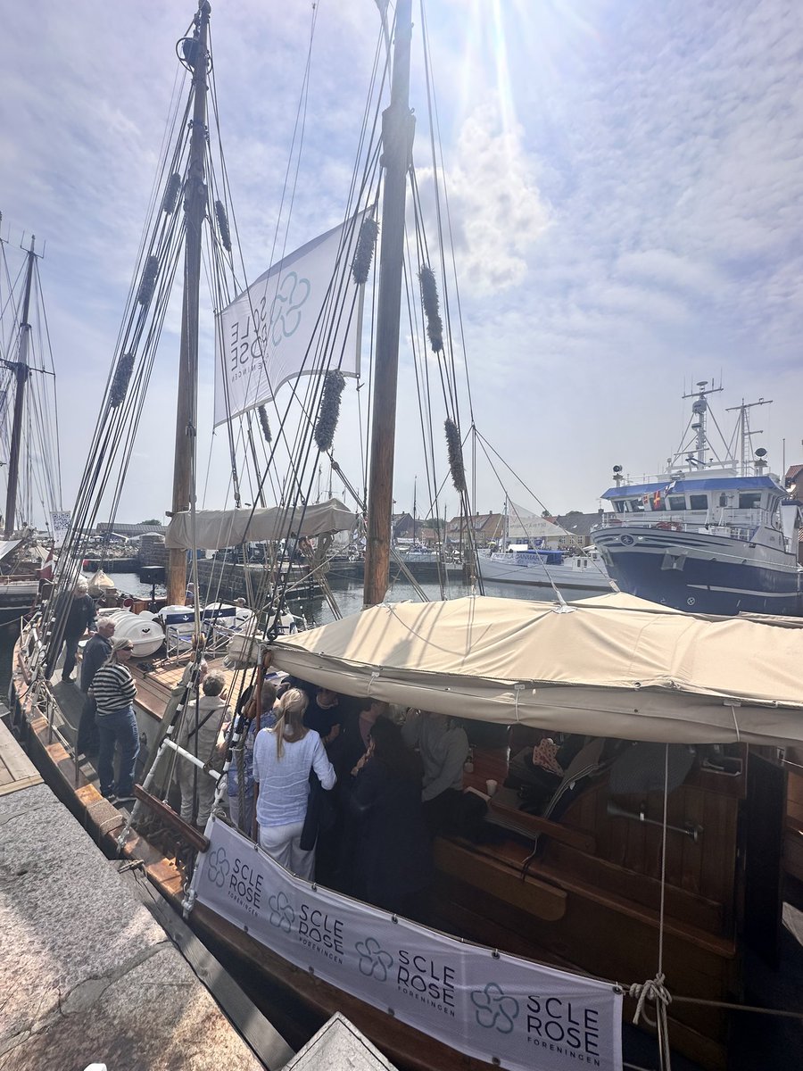 Smukkeste ☀️ over Allinges pludselig mennesketomme gader. Det eneste der høres er travle hænder pakke et vellykket #fmdk ned. 🙏 til alle de mange der kom forbi el sejlede med ud om bord på det smukke skib Mester⛵️En helt særlig tak til Kenn og besætningen 💙💙💙 #dkpol #sundpol