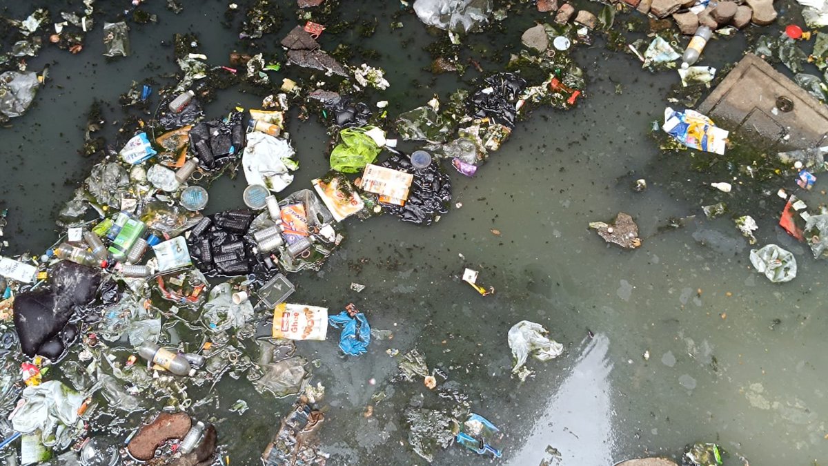 TappyDoo's tweet photo. @mybmcWardD request you to do something about the water logging in the gutter please. With the rains on the way, the gutters will be flooded completely. Despite repeated requests from tenants to fix there leaking pipes nobody is cooperating with us. Can you take Action please? https://t.co/tWtOpLda2z