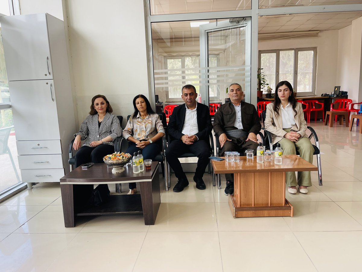 HdpSilopi's tweet photo. Kayyım gasbına karşı demokrasi nöbetimiz kesintisiz devam ediyor. #Colemêrg Belediyesinin yönetimi halk iradesine verilene kadar mücadelemiz büyüyerek çoğalacaktır. 

Silopi Dem Parti olarak bayramı Belediyemizin bahçesinde halkımızla beraber kutluyoruz.. 

#KurbanBayramı https://t.co/SEJbpbXLJ3
