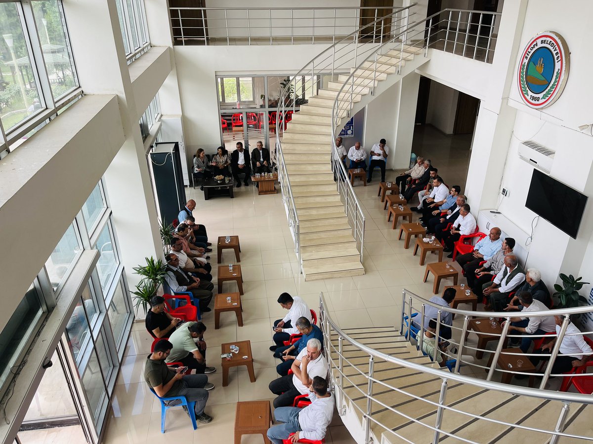 Kayyım gasbına karşı demokrasi nöbetimiz kesintisiz devam ediyor. #Colemêrg Belediyesinin yönetimi halk iradesine verilene kadar mücadelemiz büyüyerek çoğalacaktır. 

Silopi Dem Parti olarak bayramı Belediyemizin bahçesinde halkımızla beraber kutluyoruz.. 

#KurbanBayramı