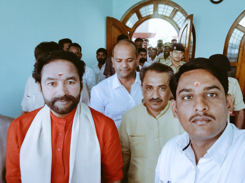 Bachanneshiva's tweet photo. ಕೇಂದ್ರ ಕಲ್ಲಿದ್ದಲು ಮತ್ತು ಗಣಿ ಸಚಿವರಾದ ಶ್ರೀ ಕಿಶನ್ ರೆಡ್ಡಿ ಅವರಿಗೆ ಜನ್ಮದಿನದ ಹಾರ್ದಿಕ ಶುಭಾಶಯಗಳು. 
ದೇವರು ನಿಮಗೆ ಉತ್ತಮ ಯಶಸ್ಸು, ಚೈತನ್ಯ ಹಾಗು ಆಯುರಾರೋಗ್ಯ ನೀಡಿ, ಜನಸೇವೆಗೆ ಇನ್ನಷ್ಟು ಶಕ್ತಿ ಕರುಣಿಸಲಿ ಎಂದು ಹಾರೈಸುತ್ತೇನೆ

@kishanreddybjp @salagar_sharanu https://t.co/pJJaHv6rd6