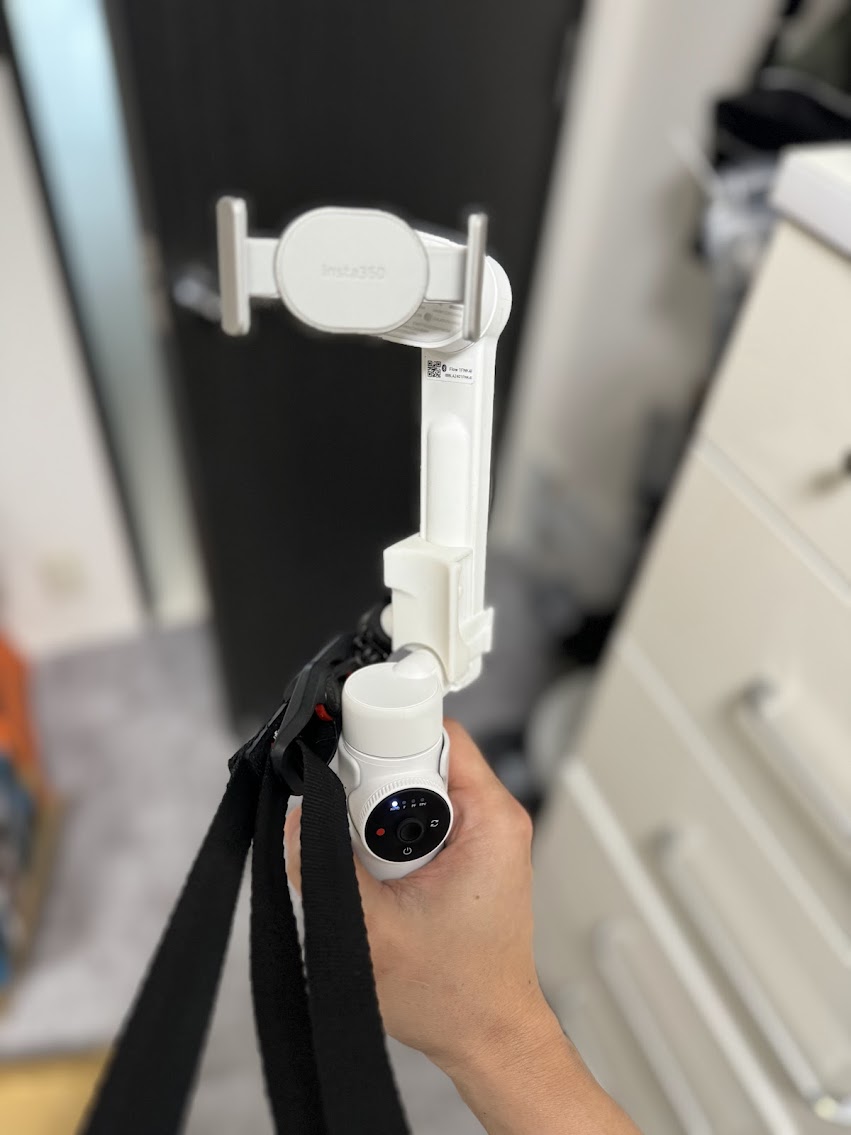 shinoblogavi's tweet photo. ジンバルというか自撮り棒というかドローン的追跡カメラである #Insta360Flow 用のGripStopper だらだら更新。
三脚のねじ穴をつけてみました。本体のねじ穴って収納時は使えないんですよね。なのでストラップ装着にチャレンジ。使うときはストラップ邪魔なのでカラビナと併用がよさそうです。 https://t.co/nlJy7bl8Wb