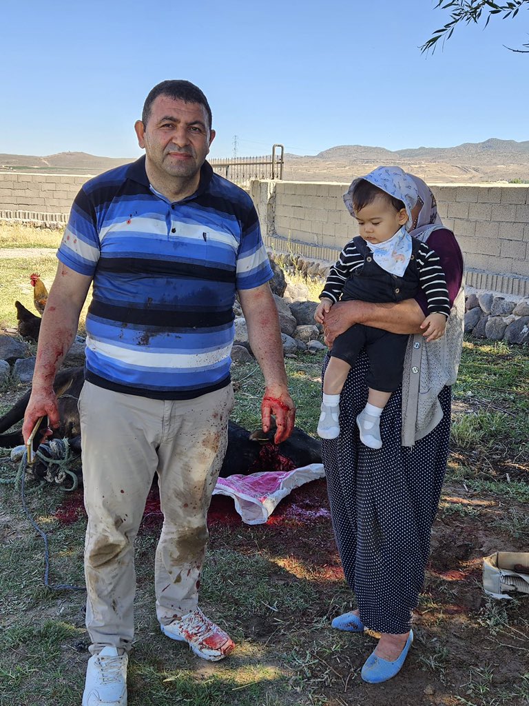 MuhammedDeniz23's tweet photo. Kurban, Allah yolunda samimiyetin, fedakârlığın ve cömertliğin en güzel ifadesidir. Allah yoluna adanmışlığın, takva ve sadakatin, itaat ve teslimiyetin sembolüdür. Nimete şükretmek, infak ahlakı ile nimeti paylaşmak, iyiliği yaygınlaştırmaktır. 
#KurbanBayramımızMübarekOlsun https://t.co/DpWfaBKBWs