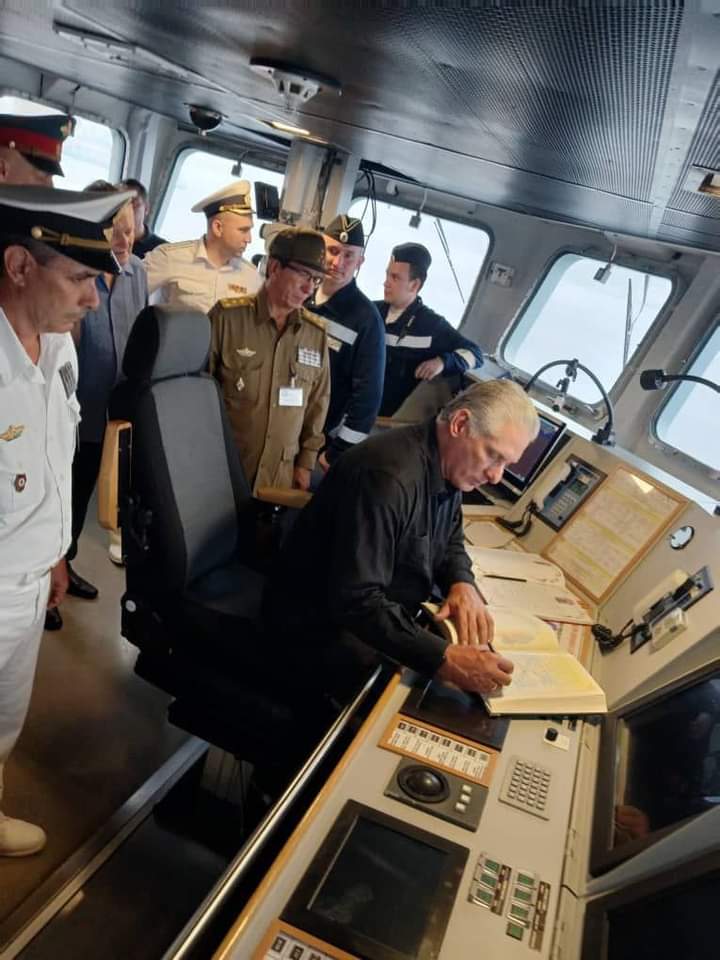 MinfarC's tweet photo. El presidente de Cuba @DiazCanelB  visitó en el  puerto de La Habana uno de los cuatro buques militares de la Flota del Norte de Rusia. https://t.co/ms0ZbGc57e