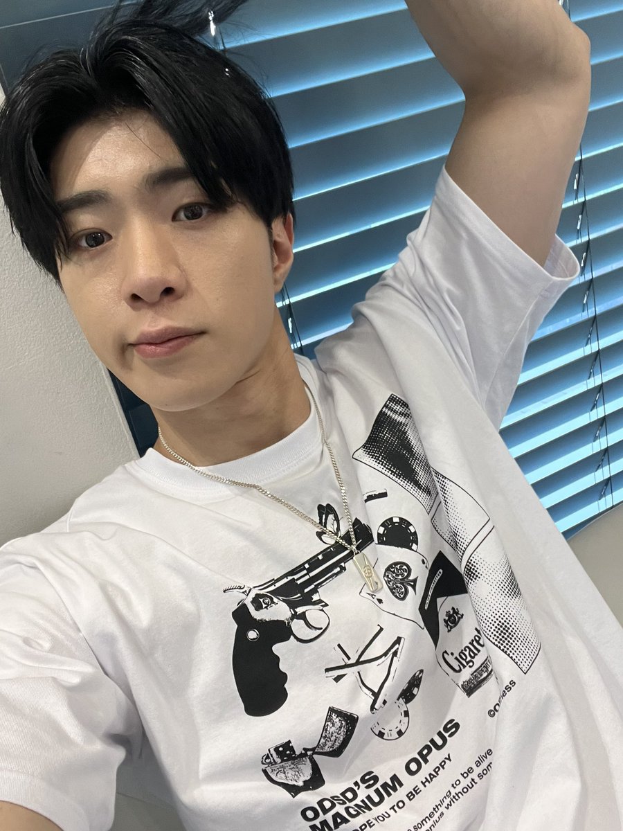 ONF_members's tweet photo. [#와이엇 #WYATT] ☀️🖤 https://t.co/wVvlSxMX8x