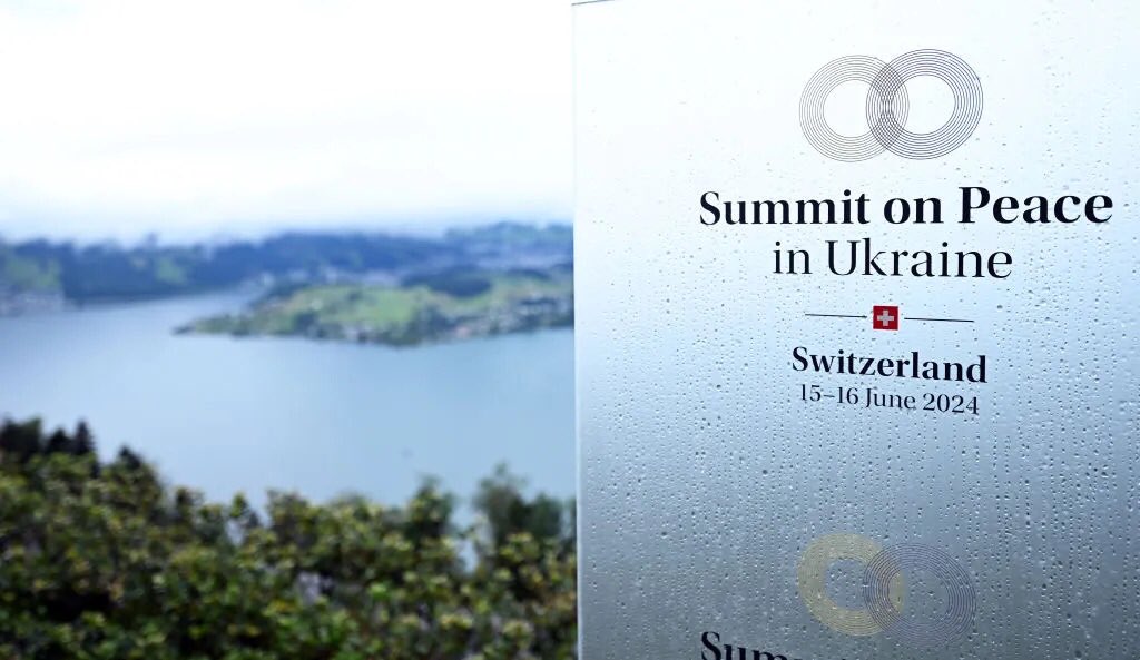 Un enjeu global: aider l’#Ukraine à résister contre l’agression russe et faire respecter la Charte des Nations unies &amp; le droit international attaqués est l’intérêt de tous, pas de quelques uns.
100 états et organisations participent au sommet sur la paix en Suisse.