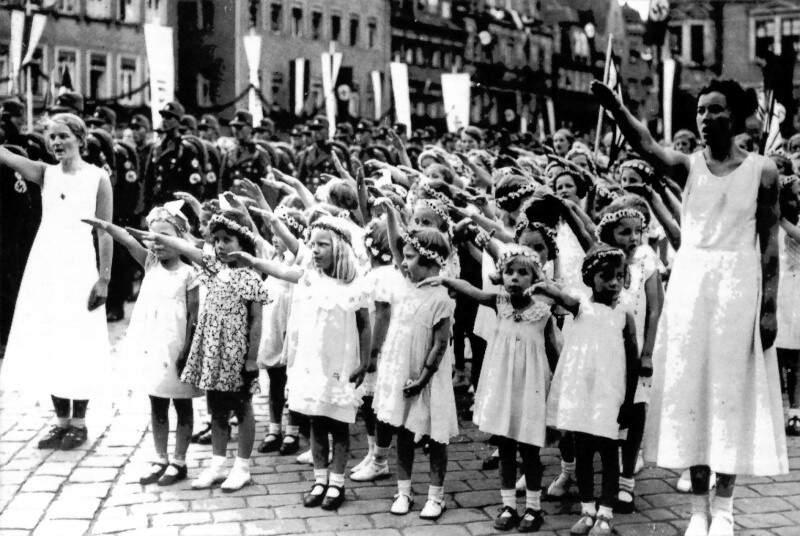SnakeBiteDF3's tweet photo. @Matim561 Tá bom.

Nem existia um estado alemão unificado quando migraram pra cá.

Não era tempo de globalização.

A coroa de flores não é uma tradição local da Baixa Saxônia.

Então não cola.
E essa infeliz é italiana. https://t.co/mfCOPAxPfh