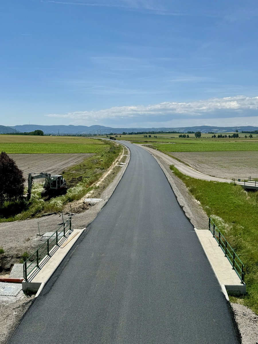 Da ist eine wunderschöne Wiese, und so soll es bleiben, sagen die Landeshauptfrau und der Bürgermeister.

Nur eine klitzekleine Ortsumfahrung.
Und ein Kreisverkehr, ein schöner kleiner Kreisverkehr.
Und ein Industriegebiet, ein Gewerbepark, das wär praktisch...