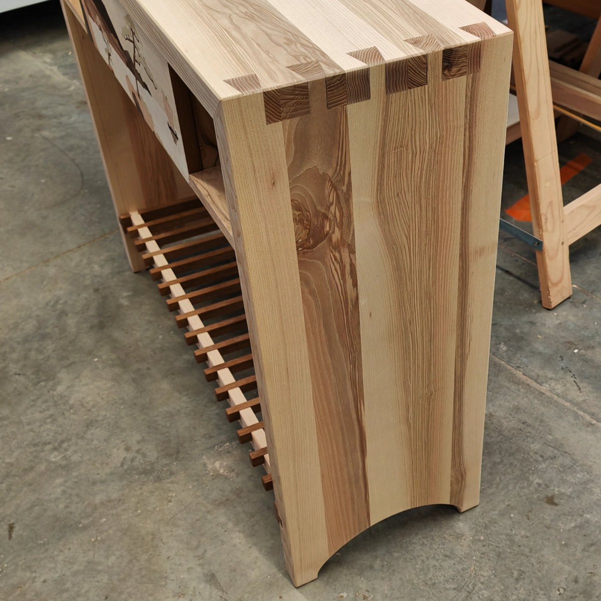 FG_maker's tweet photo. La fabrication de la console est terminé !
Je suis très fier du résultat ! 😁

En frêne massif, assemblage en queues d'arronde. 
Tablette inférieure avec lattes en framiré assemblées en mi bois.
Tiroir de conception traditionnelle avec marqueterie sur façade rapporté 🔥 https://t.co/kTAZ8s2Auf