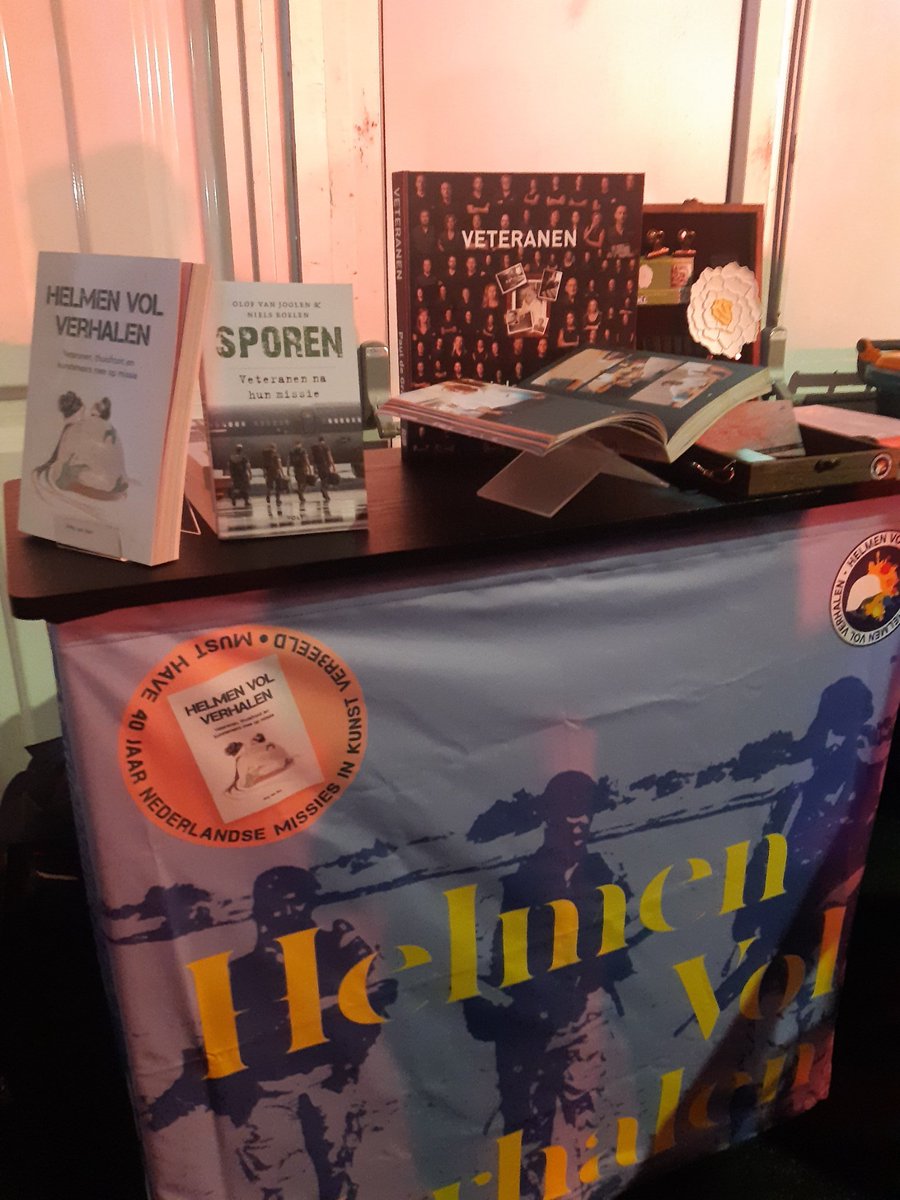 AmyvanSon's tweet photo. Het was van tweeën één en toch vonden we de gulden middenweg.
Met #HelmenVolVerhalen en de #voertuiganjer op de Limburgse #Veteranendag én op de #Unifil Reünie!
We Lost One, met de betekenisgever. #anjer
#meeopmissie door de kunsten. Volg de agenda op https://t.co/wxxgDS2rfj! https://t.co/1Kc7m8fhK1