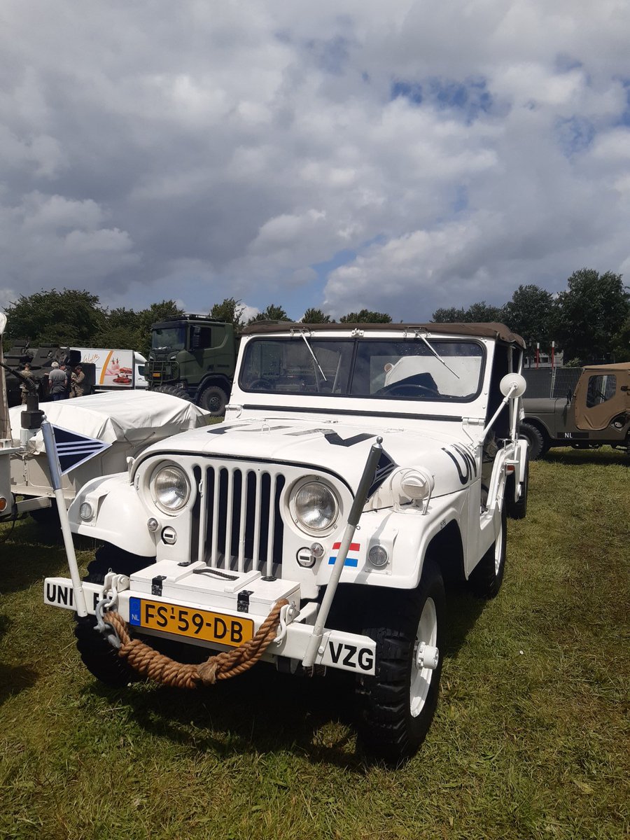 AmyvanSon's tweet photo. Het was van tweeën één en toch vonden we de gulden middenweg.
Met #HelmenVolVerhalen en de #voertuiganjer op de Limburgse #Veteranendag én op de #Unifil Reünie!
We Lost One, met de betekenisgever. #anjer
#meeopmissie door de kunsten. Volg de agenda op https://t.co/wxxgDS2rfj! https://t.co/1Kc7m8fhK1