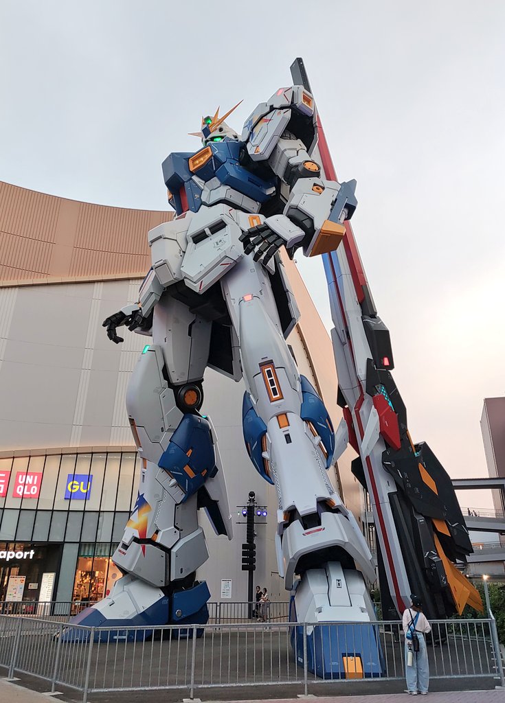 lapteil2's tweet photo. νガンダムを観に来ました✈
実物を見るとこのファンネルもありかなと思う https://t.co/AimJsTolYr
