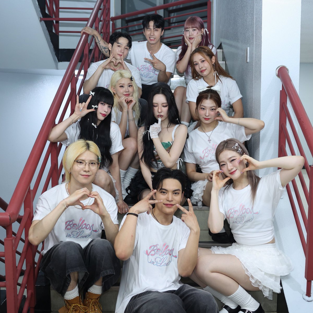 official_sunmi_'s tweet photo. [#MIYAPIC📸]
⠀
꿈만 같던 한주,
Rock미와 함께 마무리🎈
⠀
활동은 끝났지만,
Fall in Love with miya-ne🤟🏻
Forever💓
⠀
#SUNMI #선미 
#Balloon_in_Love https://t.co/h7TxA51DAE
