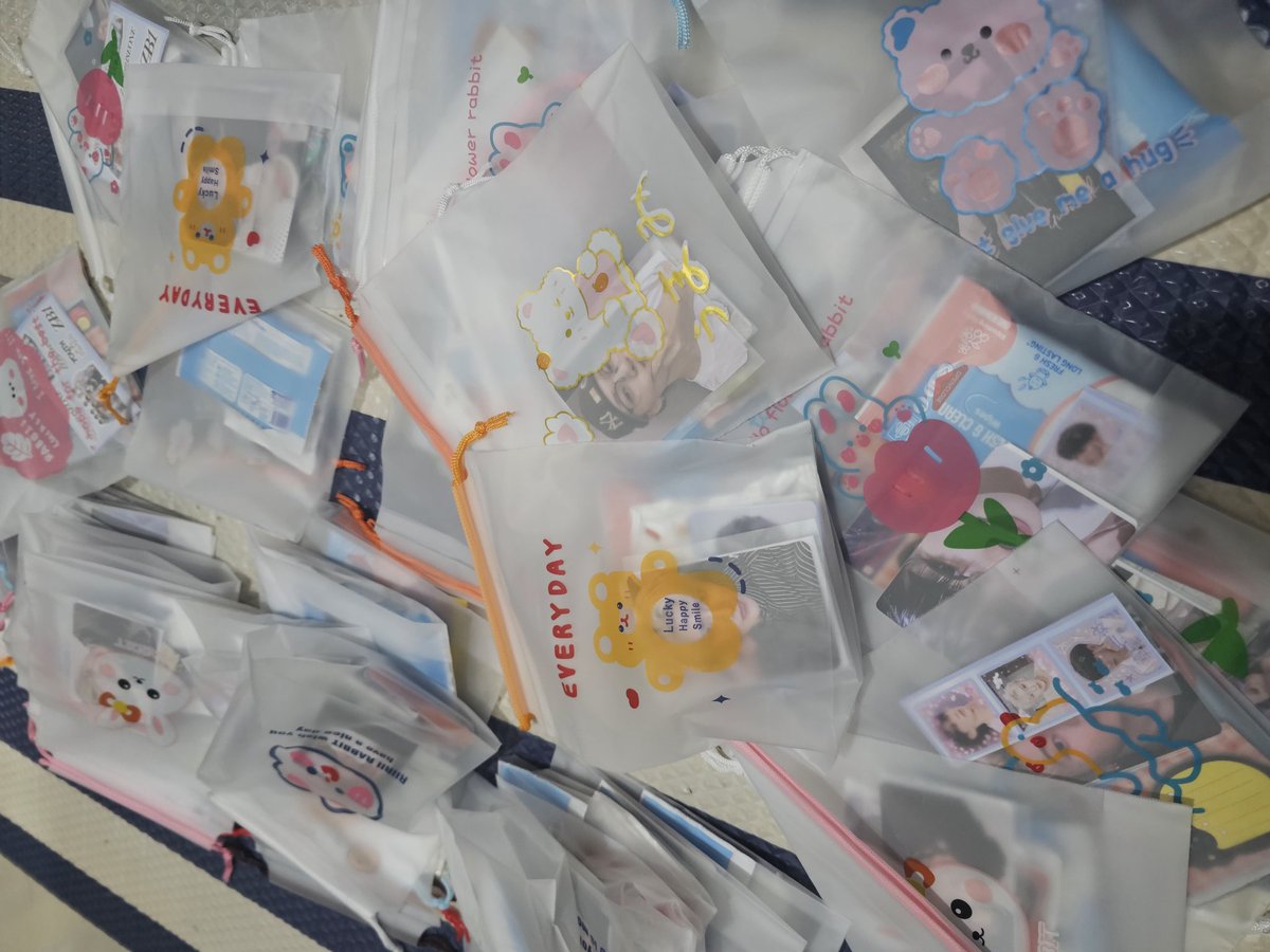 auntlier's tweet photo. packing freebies buat zerose dulu mumpung di jkt wkwk meskipun oktober masih lama tapi takut bgt nanti pas izin tgl segitu gasempet ngaturnya🥲🙏🙏

kalo ada yg minat trade atau mutualan sekalian dari skrg bisa dm/rep aja yagess🫶🏻 details soon ku up di @aniesjjang jelang hari h🩵 https://t.co/wvnqYrrqTv