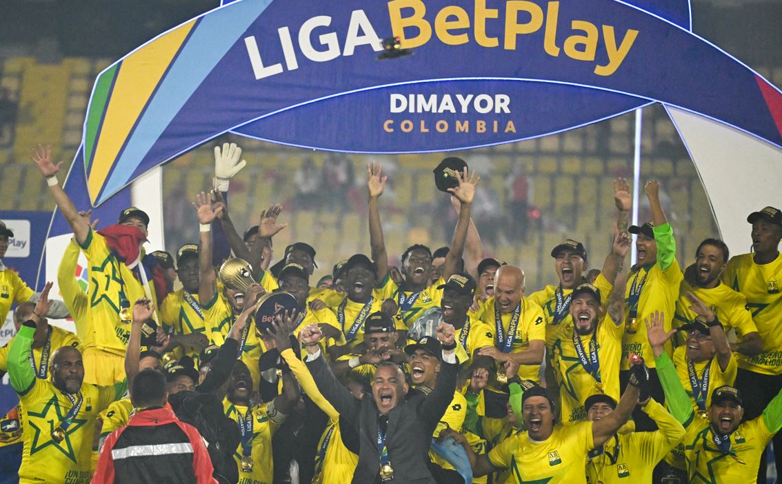ElMedioComunica's tweet photo. #BucaramangaCampeón 🏆Atlético Bucaramanga hizo historia al consagrarse campeón del fútbol colombiano por primera vez. En un emocionante encuentro en El Campín, el equipo santandereano se impuso 6-5 en la tanda de penaltis, desatando la celebración de sus aficionados. https://t.co/lGR9WV2Pj3
